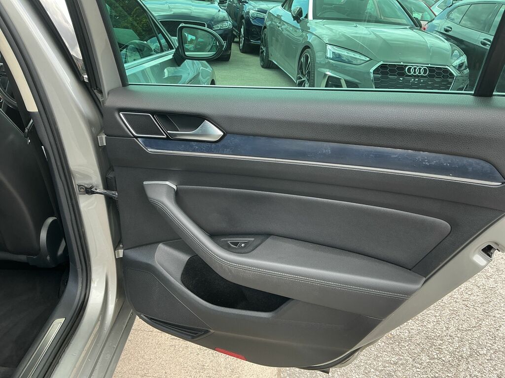 Volkswagen Passat Estate Silver #19