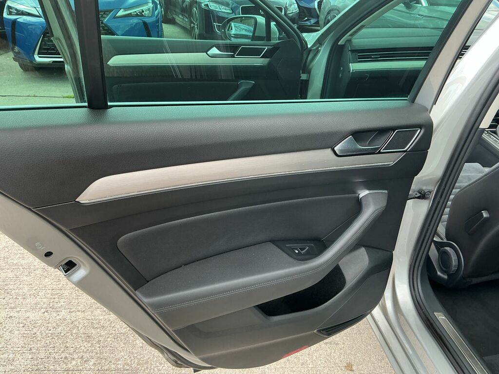 Volkswagen Passat Estate Silver #18