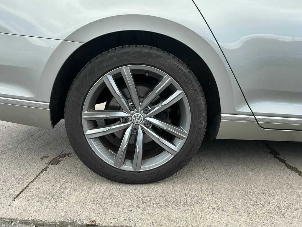 Volkswagen Passat Estate Silver #14