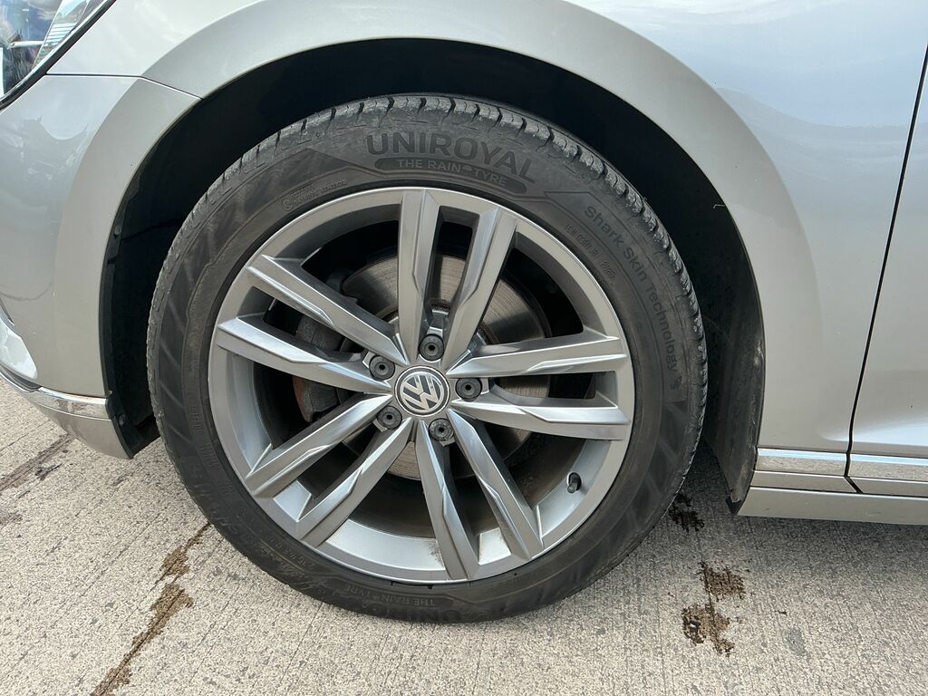 Volkswagen Passat Estate Silver #16