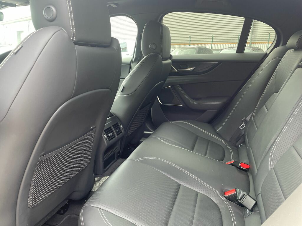 Jaguar XE 2.0 P300 Sport Awd Red #10