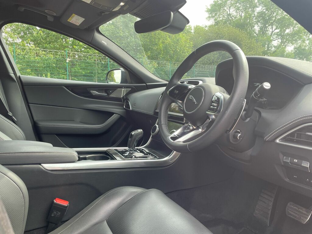 Jaguar XE 2.0 P300 Sport Awd Red #18