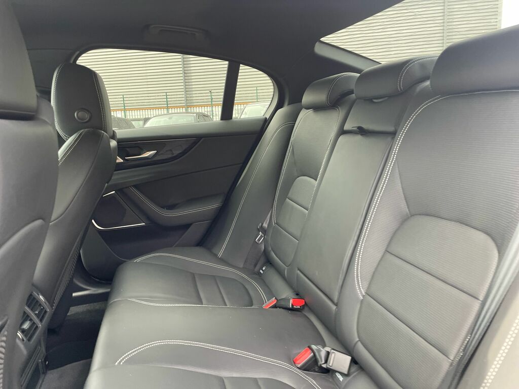 Jaguar XE 2.0 P300 Sport Awd Red #15