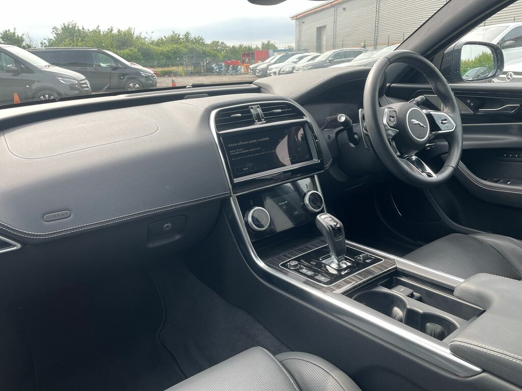 Jaguar XE 2.0 P300 Sport Awd Red #9
