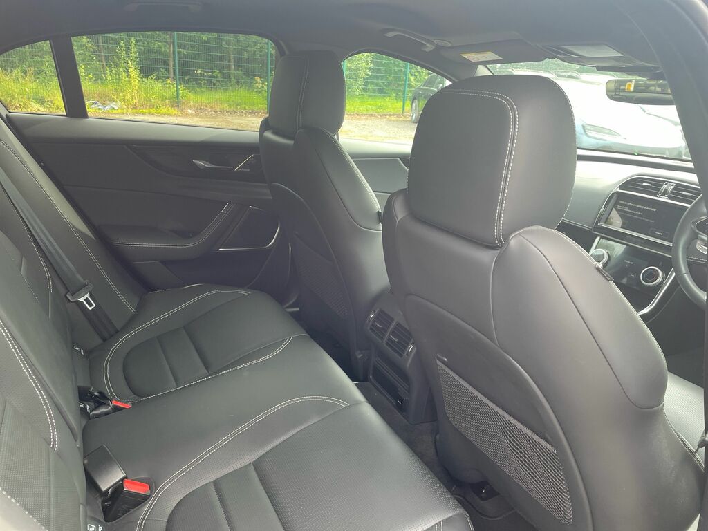 Jaguar XE 2.0 P300 Sport Awd Red #16