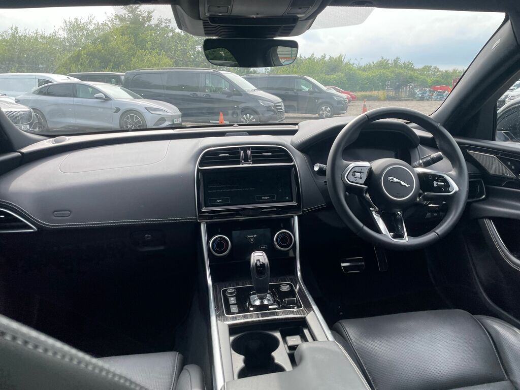 Jaguar XE 2.0 P300 Sport Awd Red #7