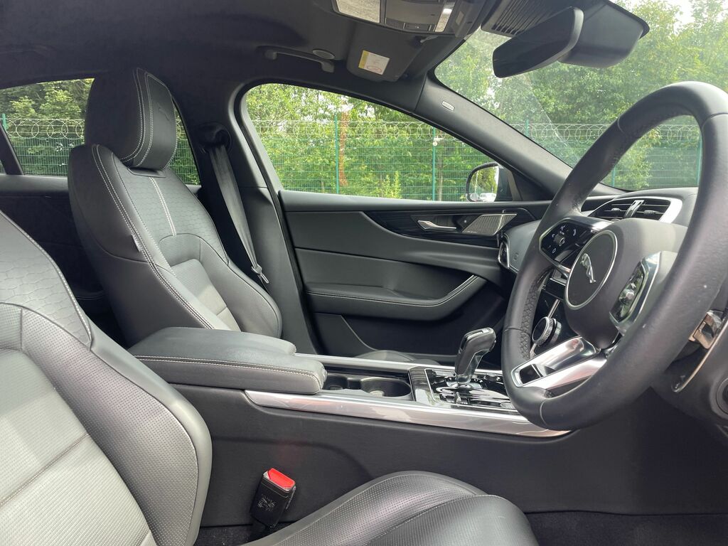 Jaguar XE 2.0 P300 Sport Awd Red #19