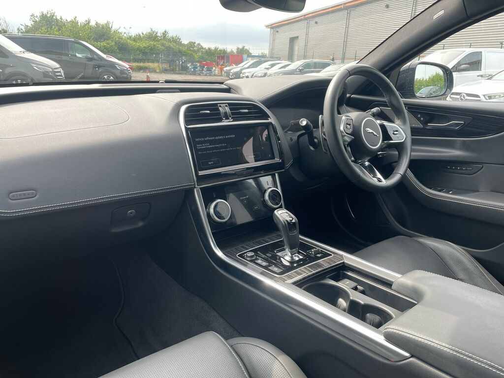 Jaguar XE 2.0 P300 Sport Awd Red #13