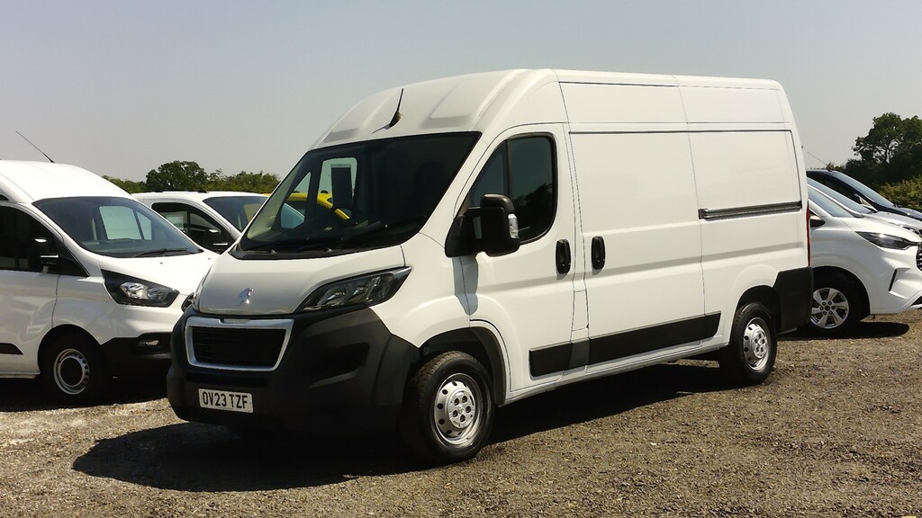 Peugeot Boxer 335 Professional Premium Plus L2h2 Mwb 2.2 140 Wit  #3