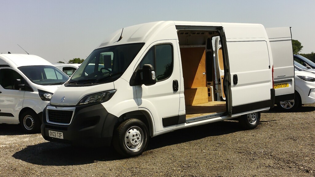 Peugeot Boxer 335 Professional Premium Plus L2h2 Mwb 2.2 140 Wit  #4