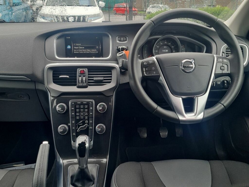 Volvo V40 Momentum Nav T2 Black #2