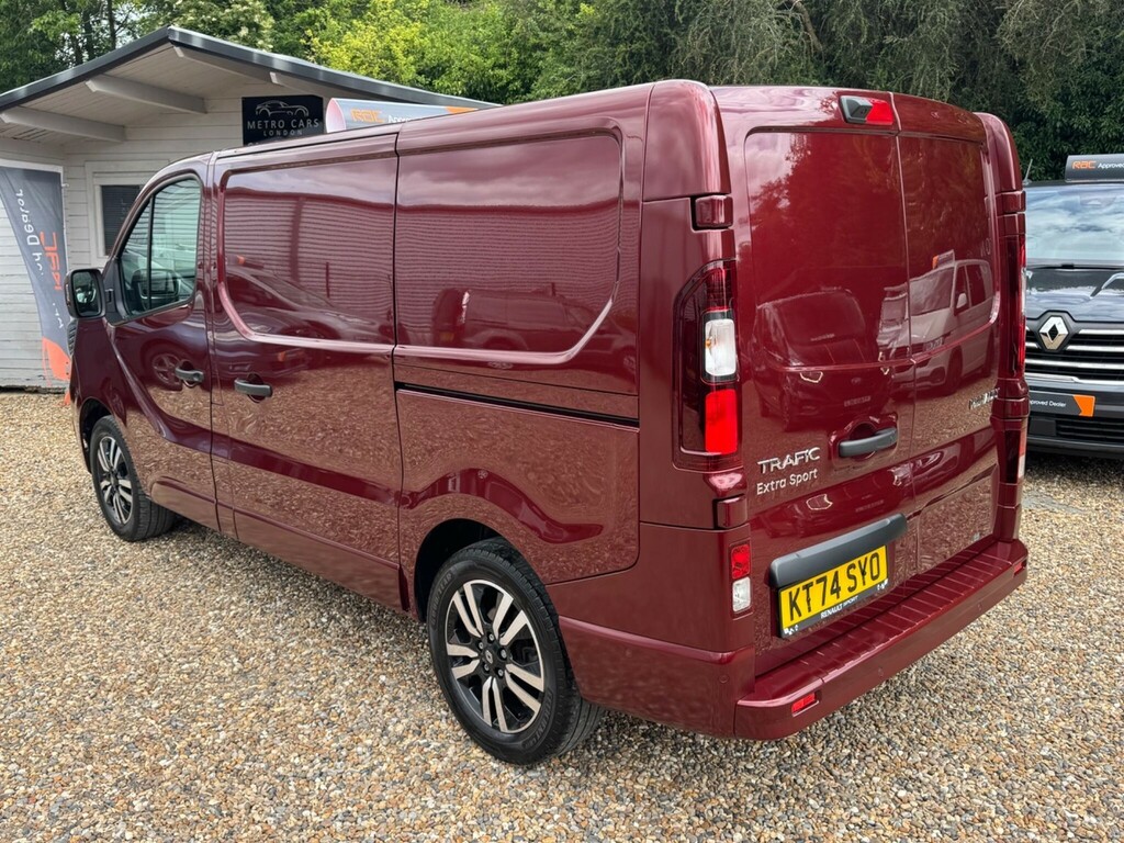 Renault Trafic Mpv Red #6