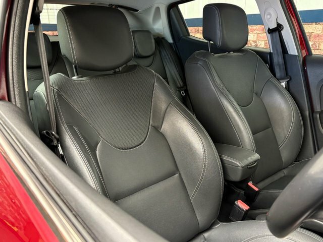 Renault Clio 0.9 Tce 90 Iconic White #31