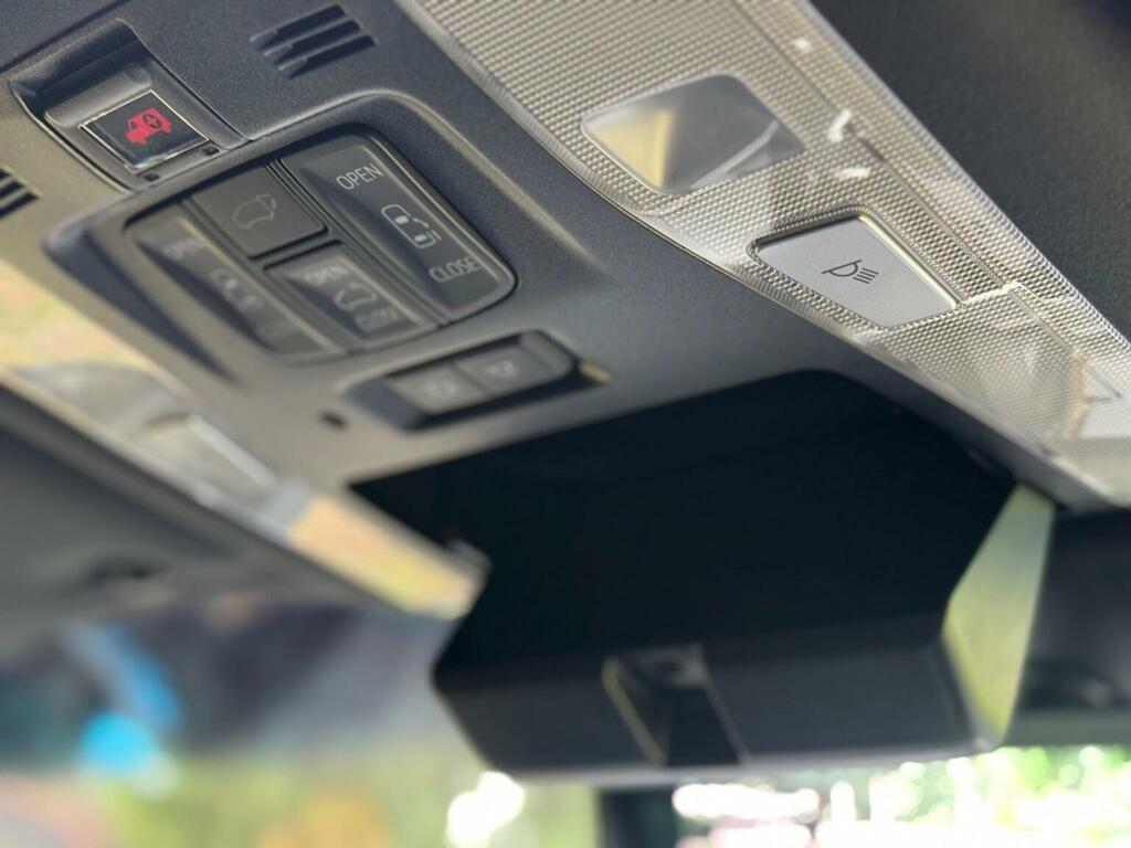 Toyota Alphard White #37