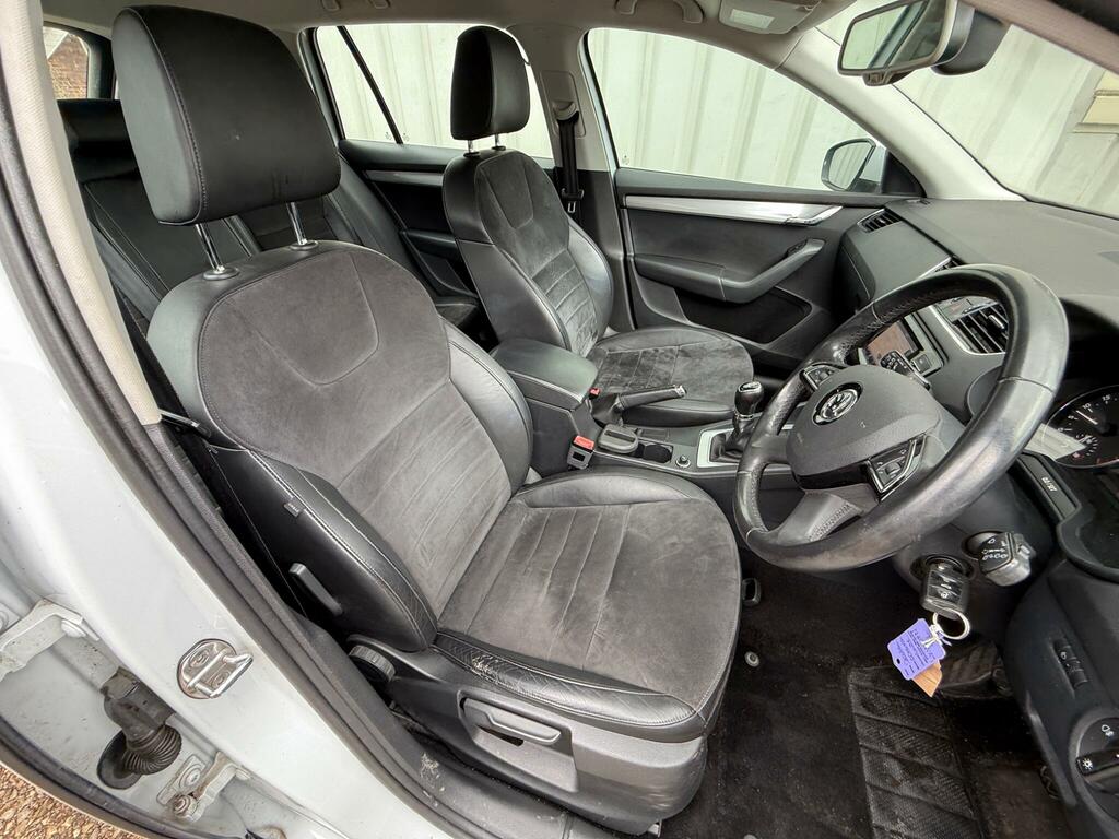 Skoda Octavia 1.6 Tdi Elegance Euro 5 Ss White #2