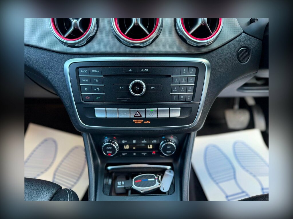 Mercedes-Benz GLA Class Gla 200 Amg Line White #23