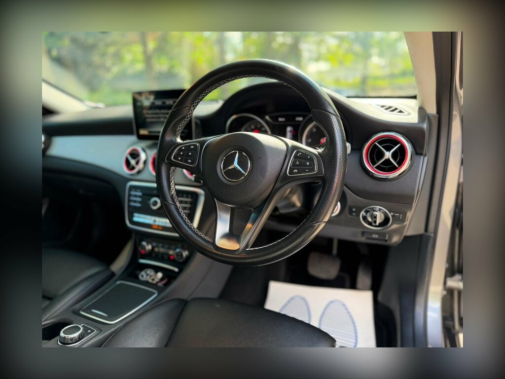 Mercedes-Benz GLA Class Gla 200 Amg Line White #11