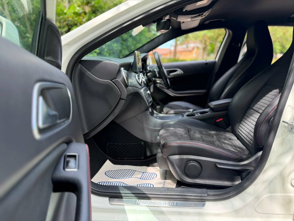 Mercedes-Benz GLA Class Gla 200D Sport Premium Plus Black #15