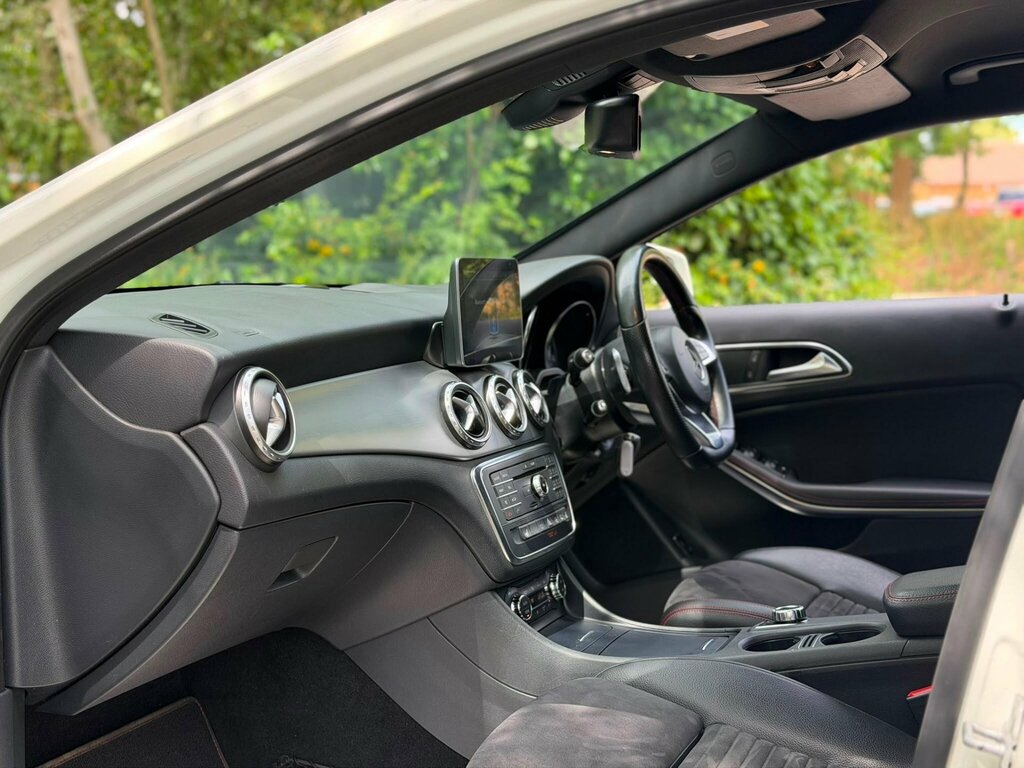 Mercedes-Benz GLA Class Gla 200D Sport Premium Plus Black #14
