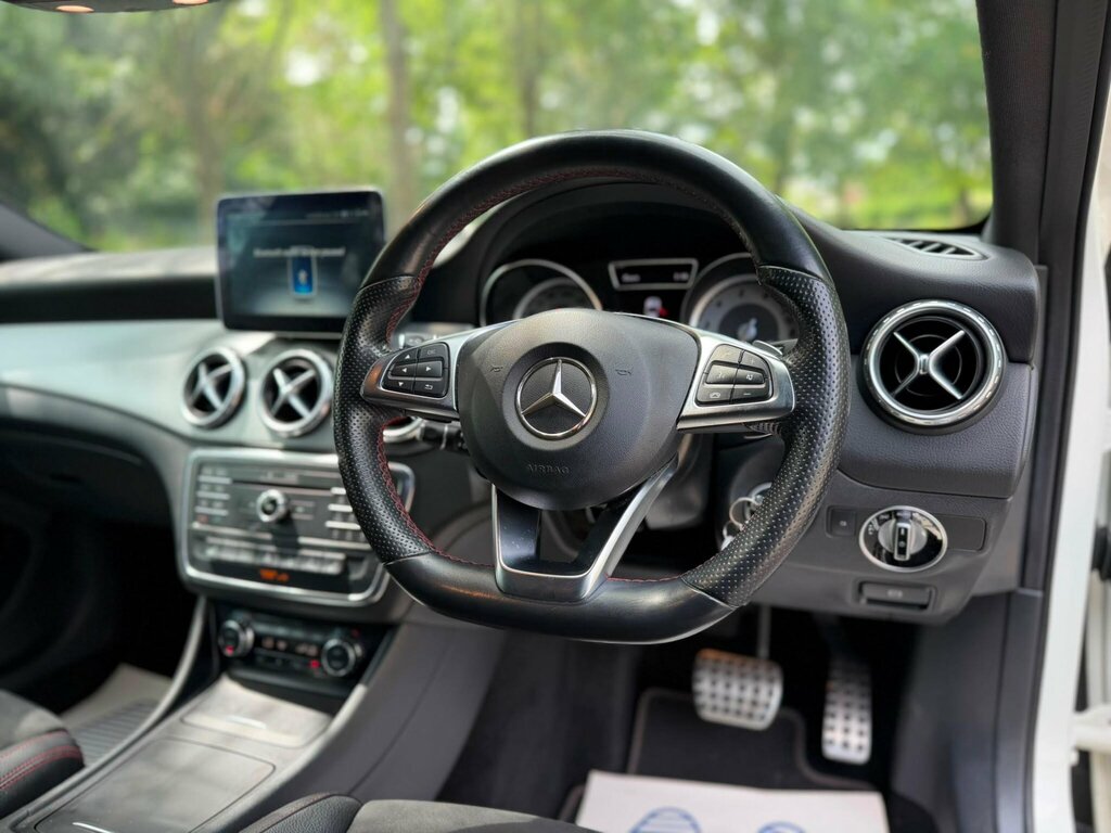 Mercedes-Benz GLA Class Gla 200D Sport Premium Plus Black #13