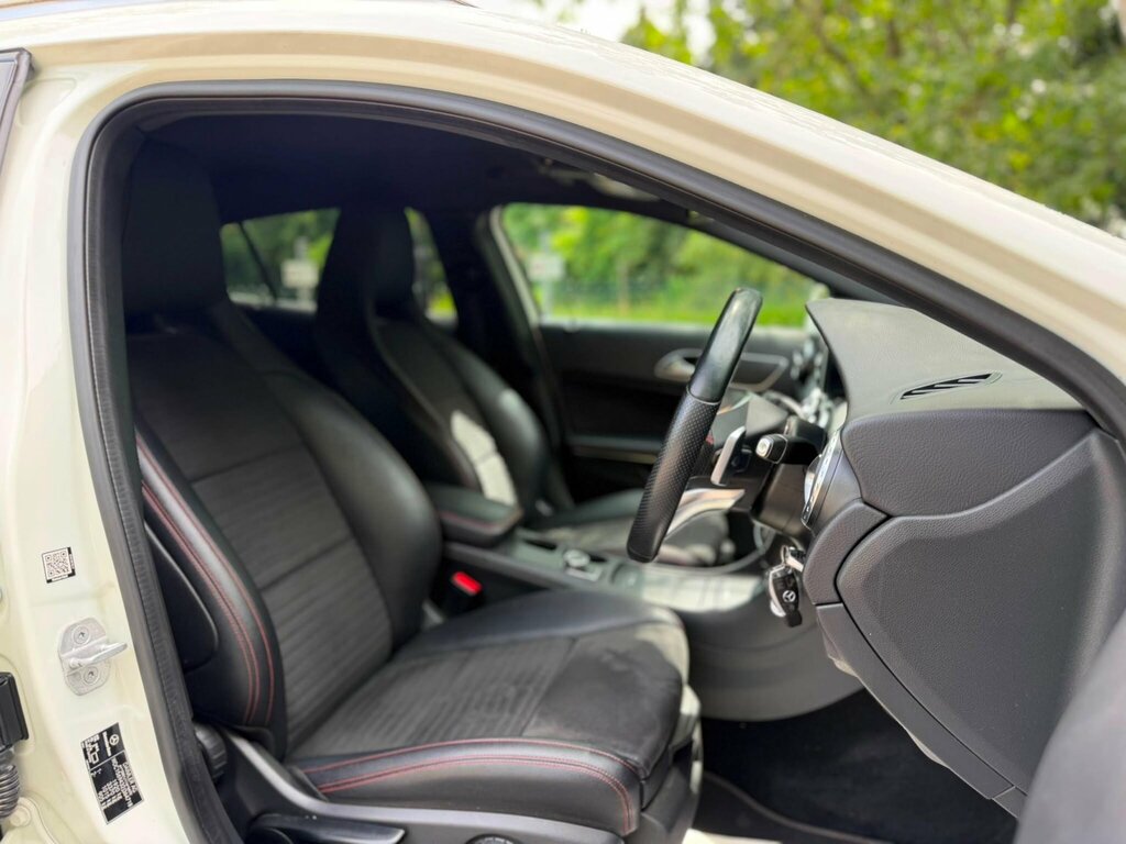Mercedes-Benz GLA Class Gla 200D Sport Premium Plus Black #12
