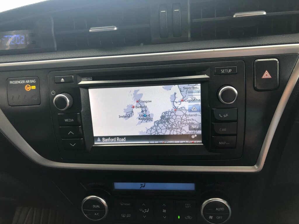 Toyota Auris Hatchback Black #9