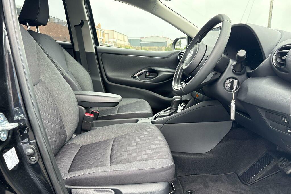 Toyota Yaris 1.5 Hybrid Design Cvt FG25ESF Black #6