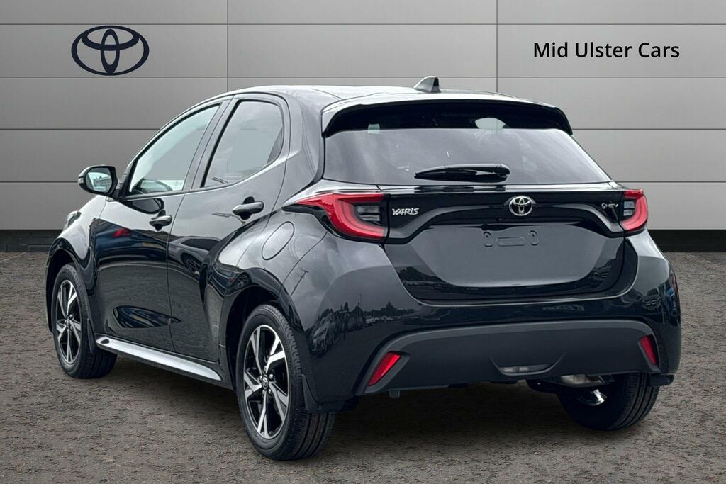 Toyota Yaris 1.5 Hybrid Design Cvt FG25ESF Black #4