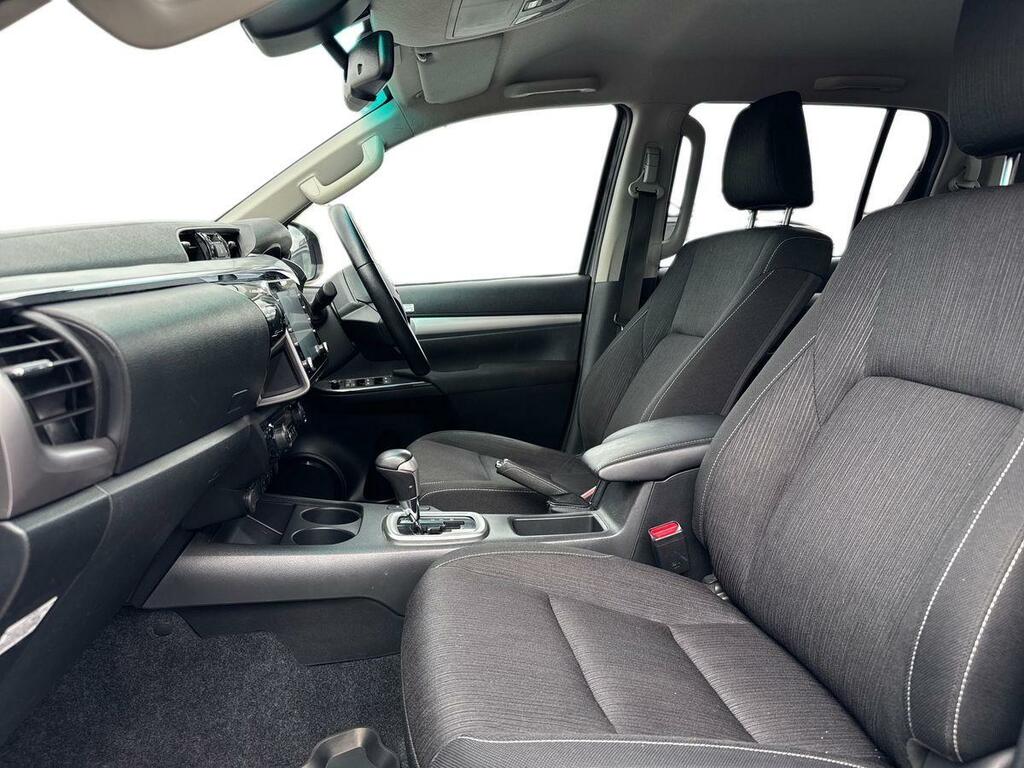 Toyota HILUX Invincible Dcab Pick Up 2.8 D-4d Grey #2