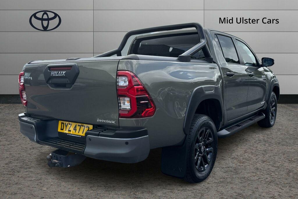 Toyota HILUX Invincible X Dcab Pick Up 2.8 D-4d DYZ4772 Brown #3