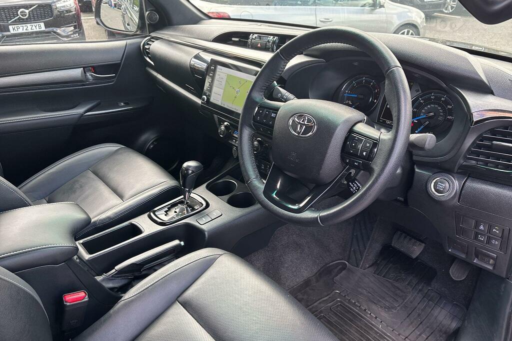 Toyota HILUX Invincible X Dcab Pick Up 2.8 D-4d DYZ4772 Brown #2
