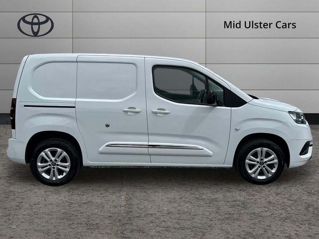 Toyota Proace City 1.5D 100 Design Van 6 Speed White #4