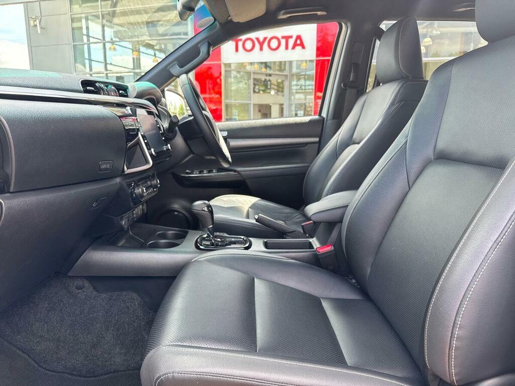 Toyota HILUX Invincible X Dcab Pick Up 2.8 D-4d White #2