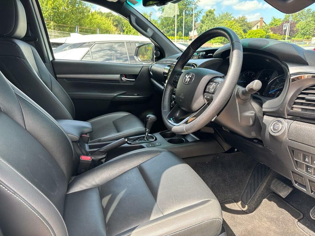 Toyota HILUX Invincible X Dcab Pick Up 2.8 D-4d White #6