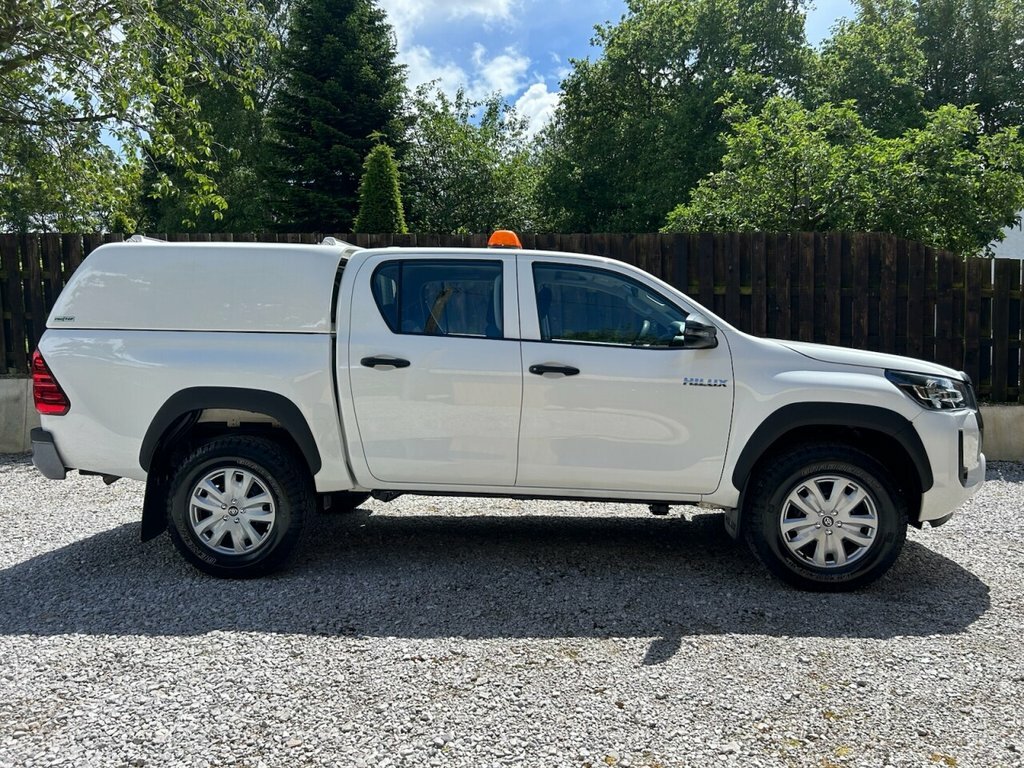 Toyota HILUX 2.4L Active White #5