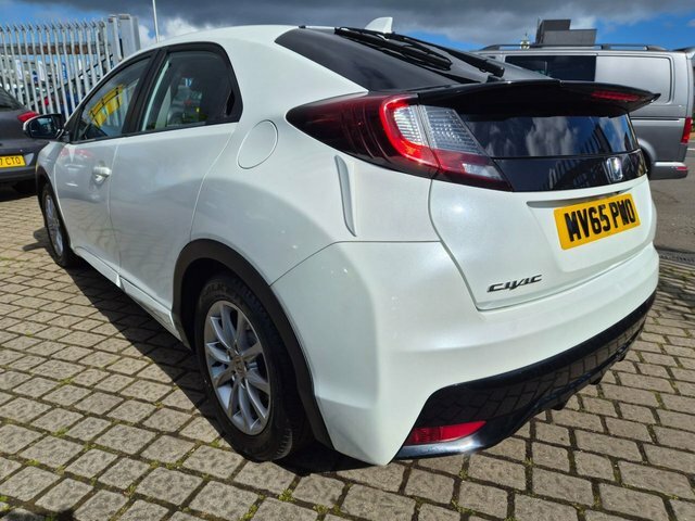 Honda Civic I-vtec S Hatchback White #4