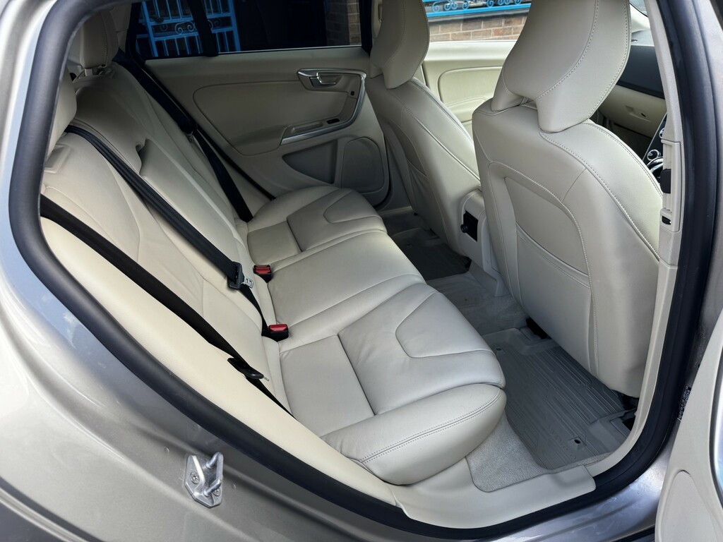 Volvo V60 Polestar Black #37