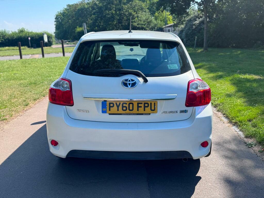 Toyota Auris T Spirit White #6