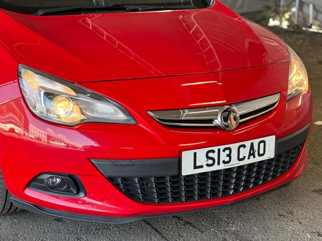 Vauxhall Astra Hatchback 1.7 Red #16