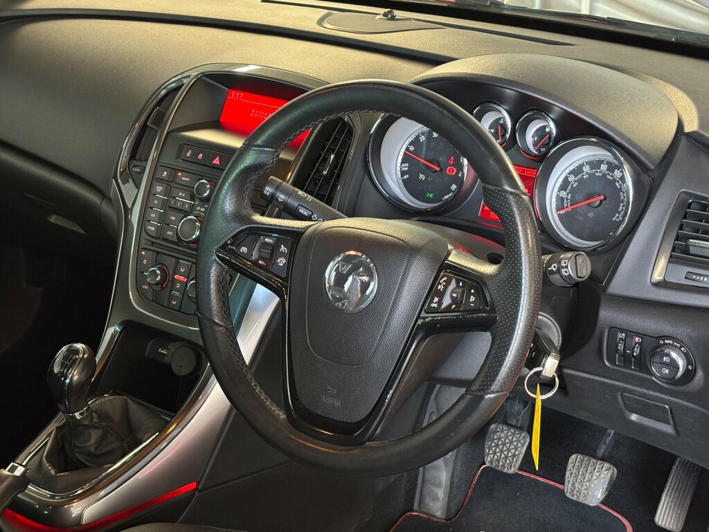 Vauxhall Astra Hatchback 1.7 Red #10