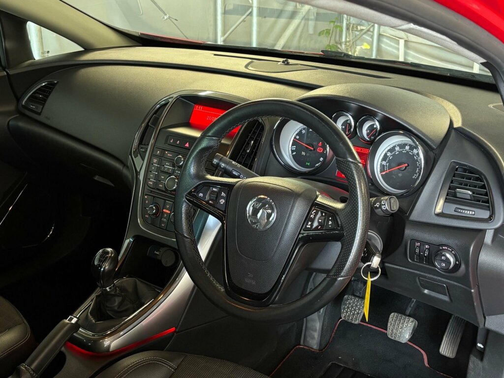 Vauxhall Astra Hatchback 1.7 Red #9