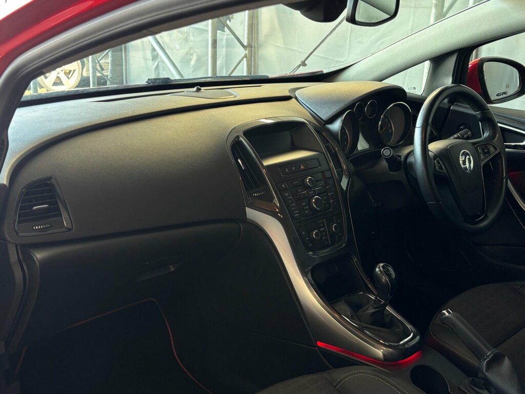 Vauxhall Astra Hatchback 1.7 Red #21