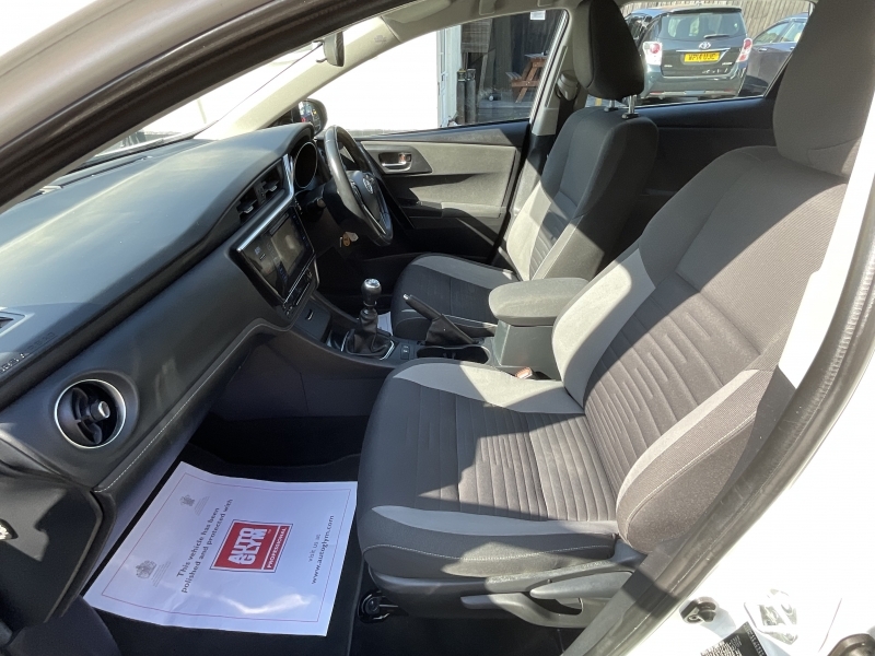 Toyota Auris Touring Estate Sport DY67WLV #5