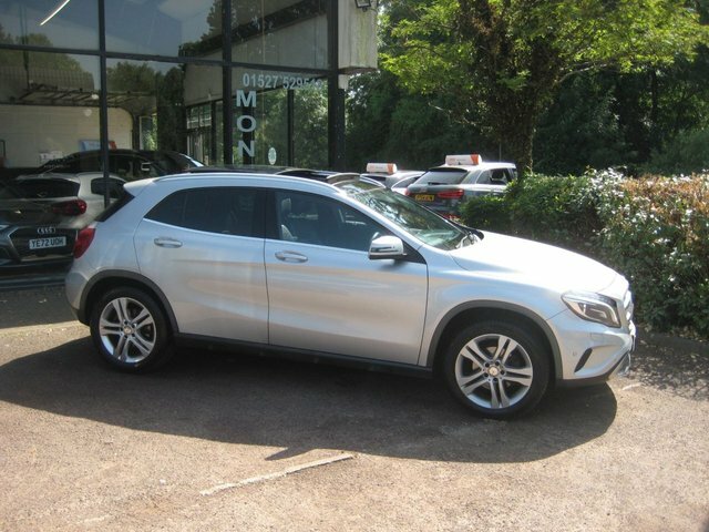 Mercedes-Benz GLA Class 2.1 Gla200d Sport Premium Plus Suv 7G Silver #3