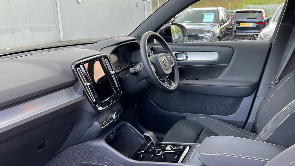 Volvo XC40 2.0 B4 Mhev Plus Dark Dct Euro 6 5-Door CF75KFJ White #2