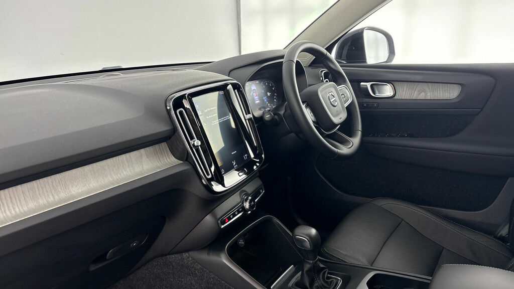 Volvo XC40 T3 Inscription Euro 6 5-Door Black #2