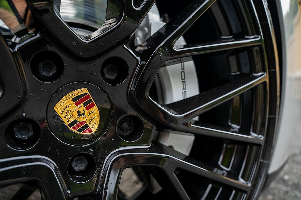 Porsche Taycan Performance Plus 93.4Kwh 4S Saloon Au Grey #5