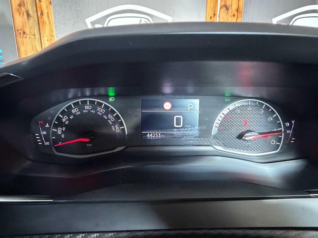 Peugeot 208 Active White #30