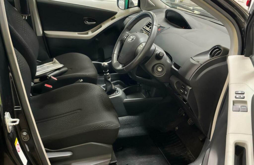 Toyota Yaris Hatchback Silver #6