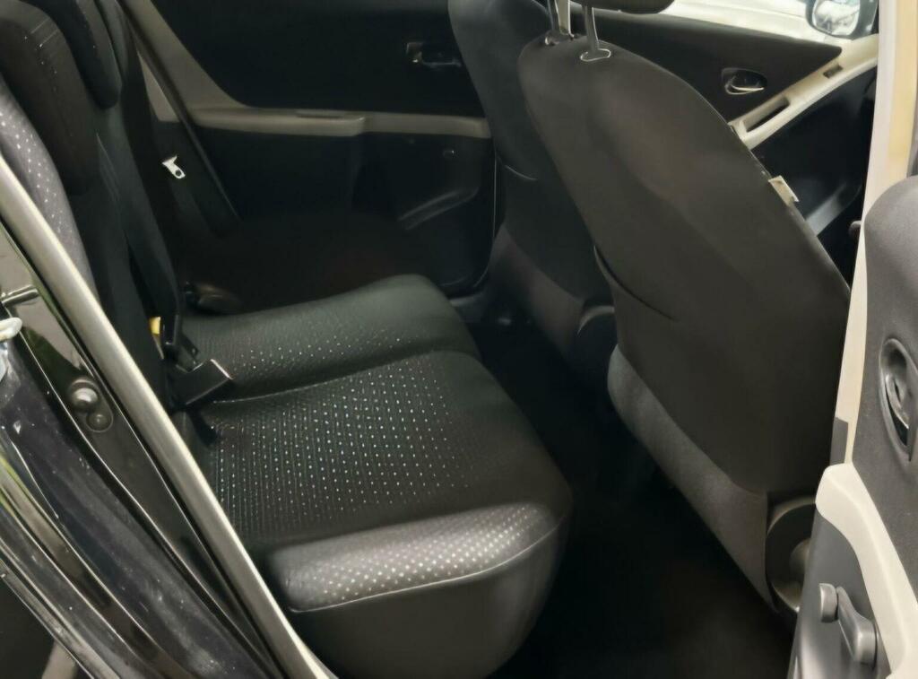 Toyota Yaris Hatchback Silver #9